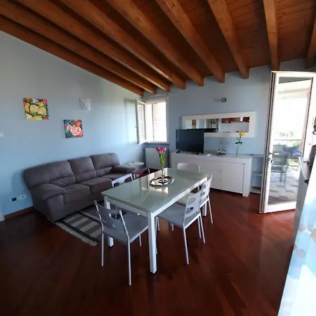 Attico Vista Lago 公寓